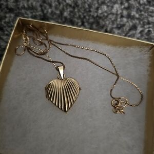 Scalloped front heart-shaped gold locket